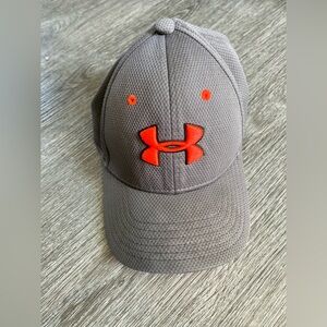 UNDER ARMOUR Youth Flexfit Hat – Gray & Neon Orange | Size S/M